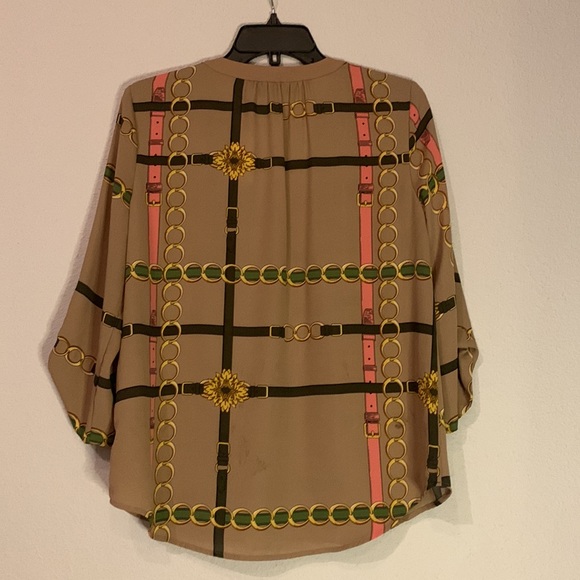 New York & Company Tan Printed V-neck Blouse. Size XS. New ! - Picture 6 of 10